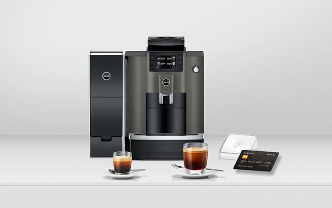 Voor de JURA W4 staan een kopje espresso, een kopje zwarte koffie en een contactloos betaalsysteem met betaalkaart